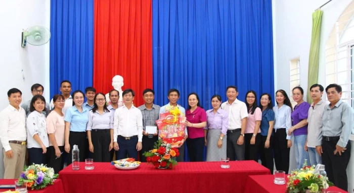 Phường Phan Rang thăm, tặng hoa chúc mừng Ngày Báo chí Cách mạng Việt Nam