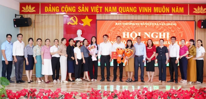 Công bố quyết định thành lập Chi bộ Trạm Y tế xã Vạn Thắng