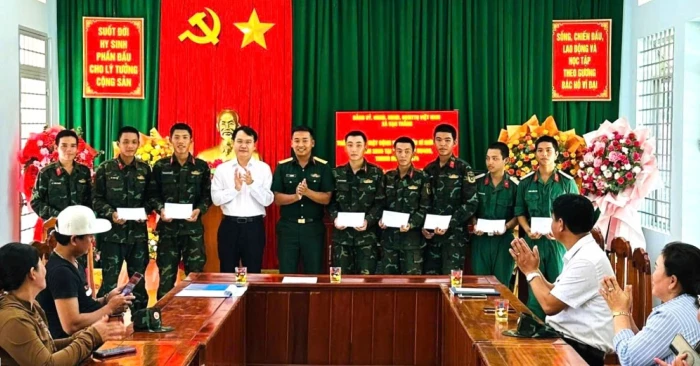 Lãnh đạo Đảng ủy xã Vạn Thắng thăm, động viên chiến sĩ mới tại Tiểu đoàn Bộ binh 460