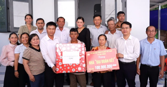 Mặt trận xã Vạn Thắng bàn giao nhà Đại đoàn kết cho hộ đặc biệt khó khăn