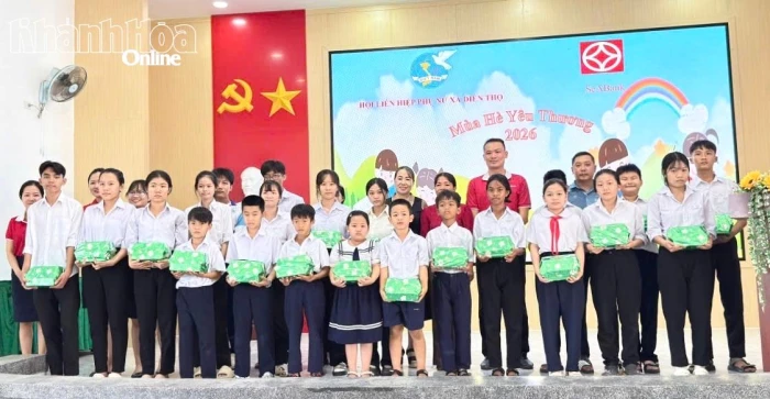 Ngân hàng SeABank trao 25 suất học bổng cho học sinh xã Diên Thọ