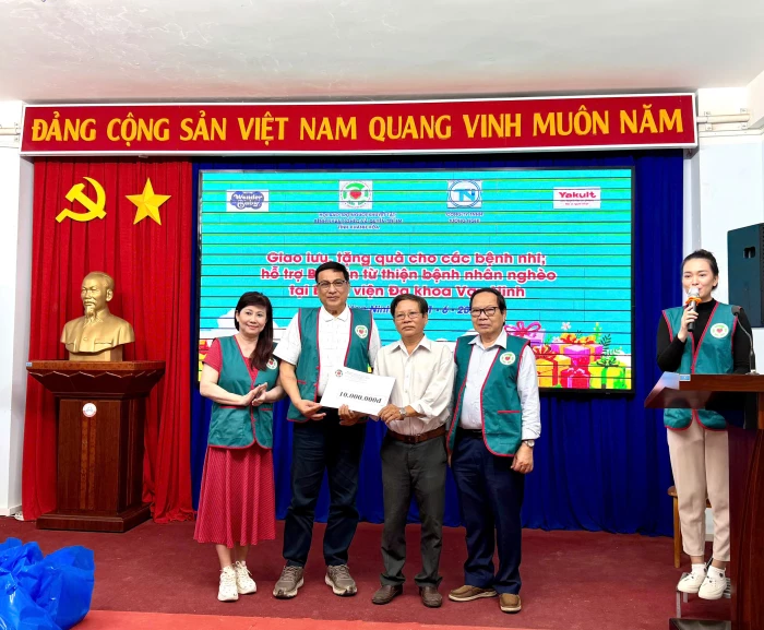 Tặng quà cho 150 bệnh nhi đang điều trị tại các bệnh viện trong tỉnh