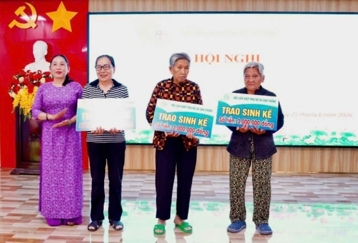 Hội Liên hiệp Phụ nữ xã Vạn Thắng biểu dương 25 gia đình hội viên tiêu biểu