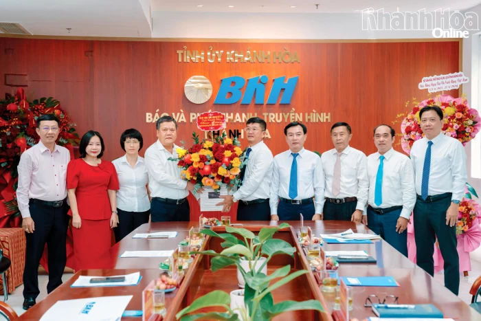 Bí thư Tỉnh ủy Trần Phong thăm, chúc mừng Báo và Phát thanh, Truyền hình Khánh Hòa