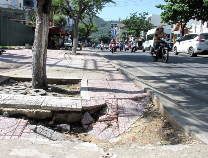 Vỉa hè đường Võ Thị Sáu bị sụt lún