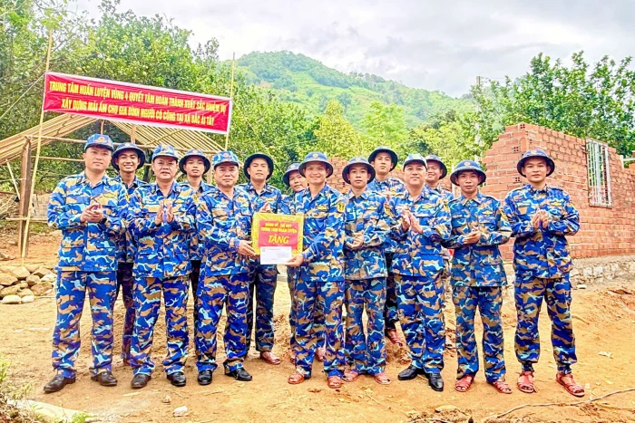 Trung tâm Huấn luyện Vùng 4 Hải quân thăm, động viên lực lượng giúp Nhân dân xây dựng nhà ở
