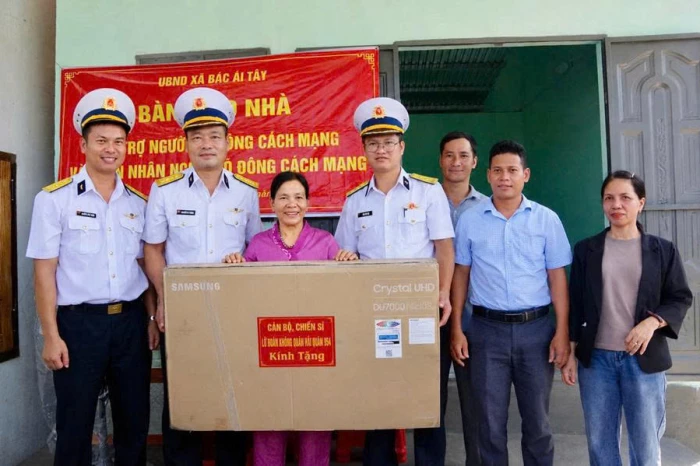 Lữ đoàn 954 Hải quân bàn giao nhà cho gia đình chính sách xã Bác Ái Tây