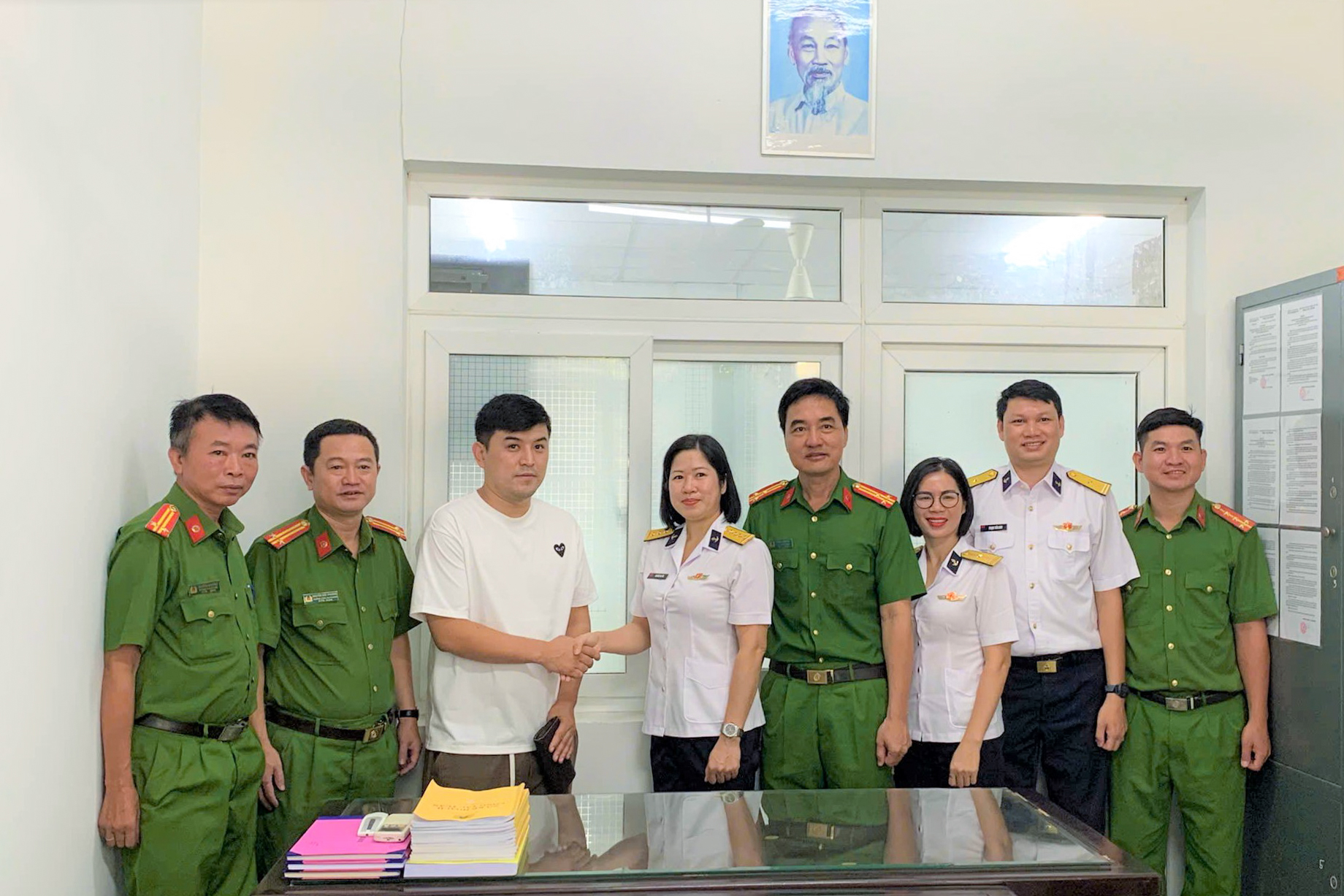 Quân nhân của Học viện Hải quân trả lại tài sản bị đánh rơi cho người nước ngoài