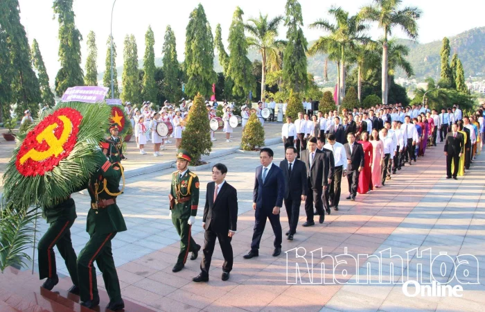 Lãnh đạo tỉnh đặt vòng hoa, dâng hương viếng Nghĩa trang liệt sĩ Hòn Dung