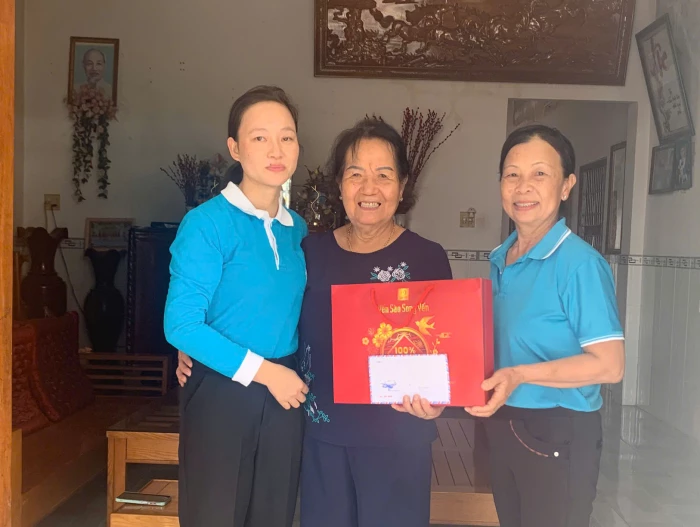 Hội Liên hiệp Phụ nữ xã Tây Ninh Hòa thăm, tặng quà 2 nữ thương binh, bệnh binh