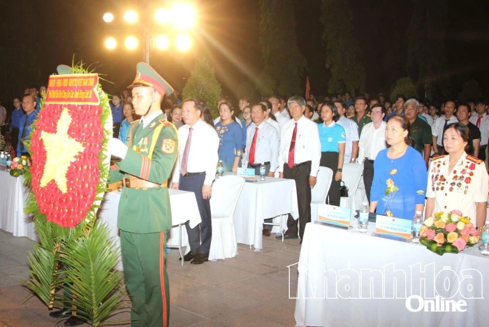 Lễ thắp nến tri ân tại Nghĩa trang liệt sĩ Hòn Dung