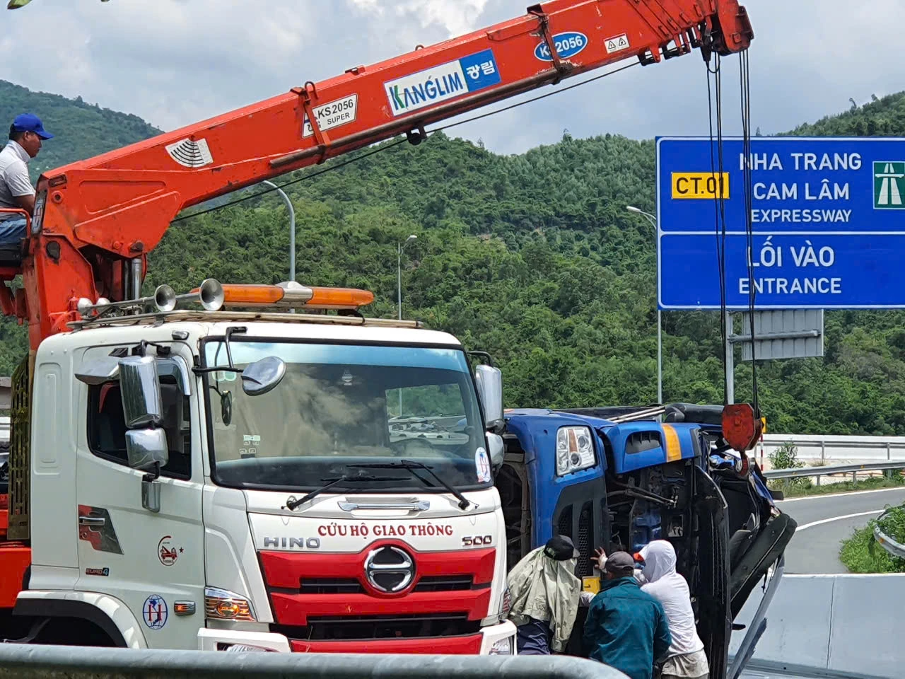 Xe tải lật trên đường dẫn cao tốc, 2 người tử vong