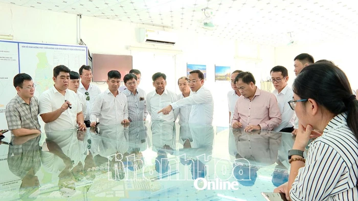 Thứ trưởng Bộ Công Thương Nguyễn Hoàng Long kiểm tra 2 dự án điện ở phía Nam tỉnh Khánh Hòa