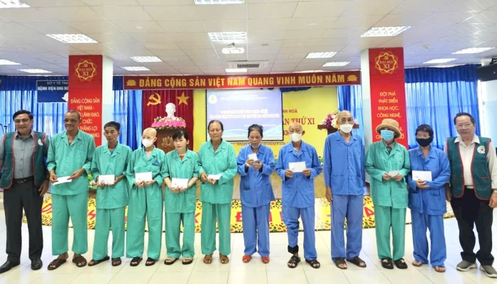 Hội Bảo trợ người khuyết tật, bệnh nhân nghèo và quyền trẻ em tỉnh Khánh Hòa: Trao 100 phần quà cho bệnh nhân mắc bệnh hiểm nghèo