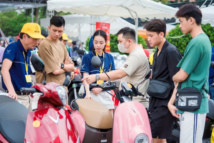 Người dùng tại Hà Nội, An Giang, Khánh Hòa “hóng” sự kiện “Đổi xăng lấy điện” của VinFast