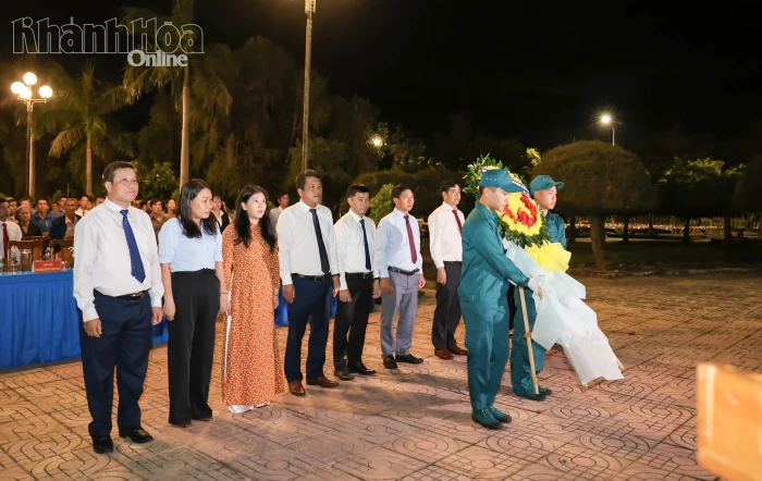 Thắp nến tri ân các anh hùng liệt sĩ tại Nghĩa trang liệt sĩ Ninh Hòa - Vạn Ninh