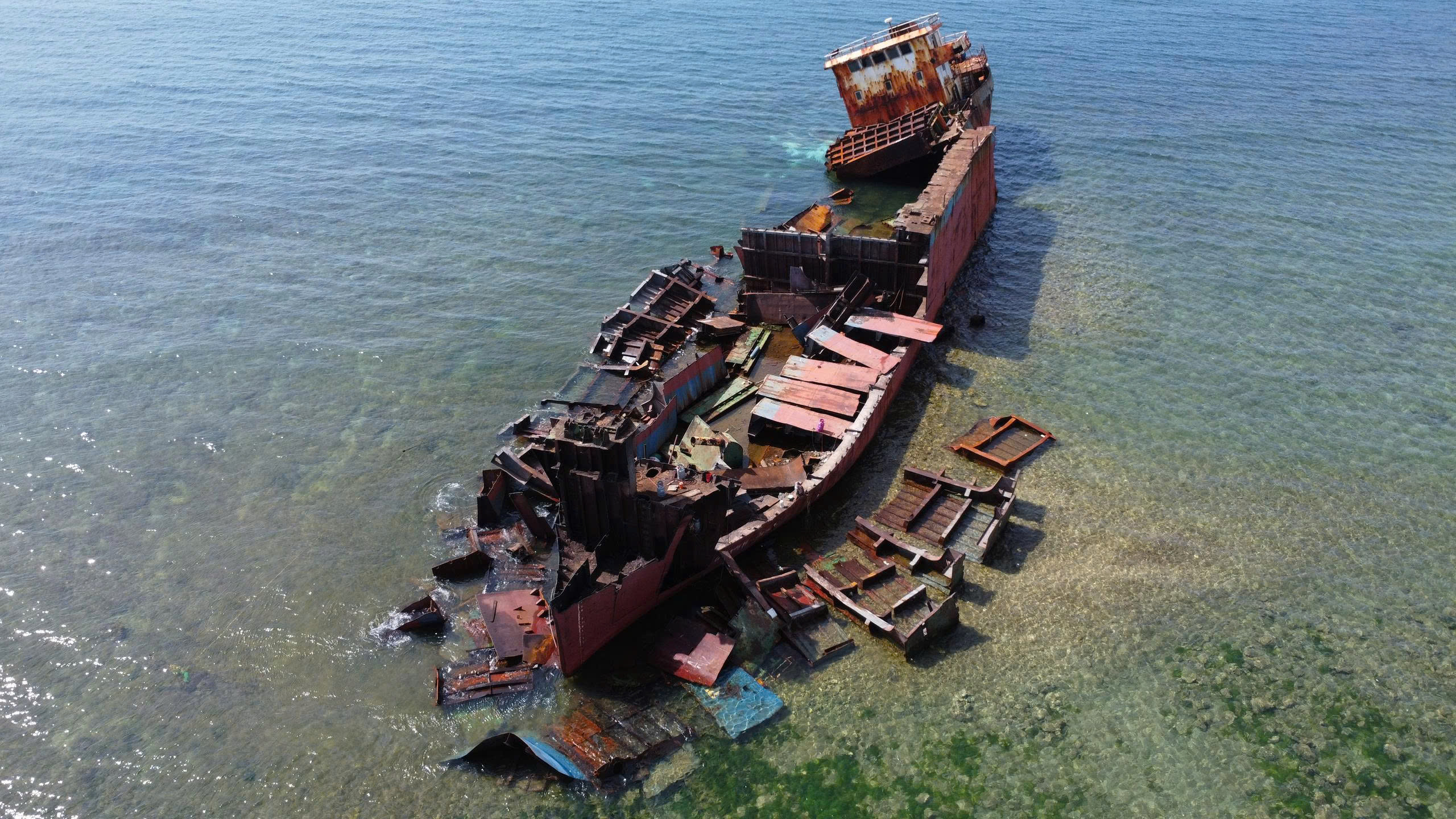 Khẩn trương trục vớt tàu bị mắc cạn ở vùng biển xã Phước Dinh