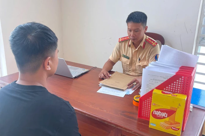 Xử lý người đi xe máy vượt đèn đỏ, không đội mũ bảo hiểm qua hình ảnh người dân cung cấp