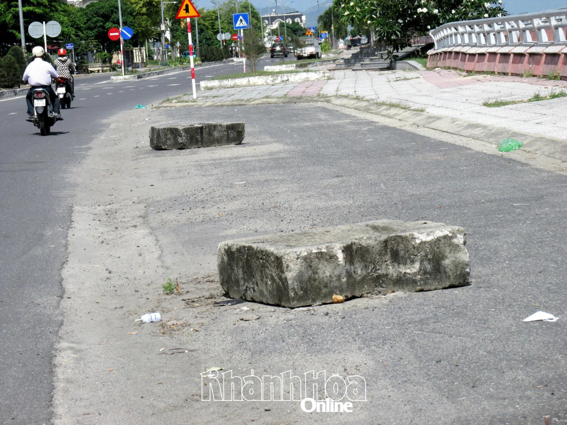 Cần di dời các khối bê tông trên đường Nguyễn Huệ