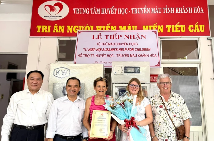 Trung tâm Huyết học - Truyền máu tỉnh tiếp nhận thiết bị lưu trữ máu do Tổ chức Susann’s Help for Children tài trợ