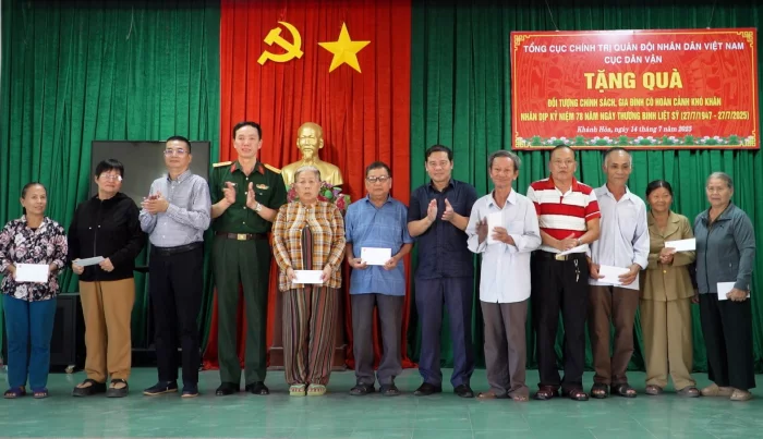 Cục Dân vận tặng quà cho các gia đình chính sách phường Bắc Cam Ranh