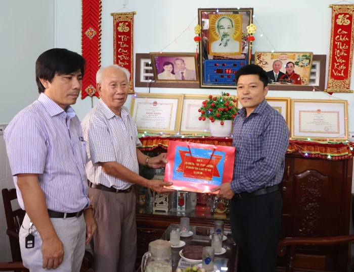 UBND xã Cam Lâm thăm, tặng quà các gia đình chính sách