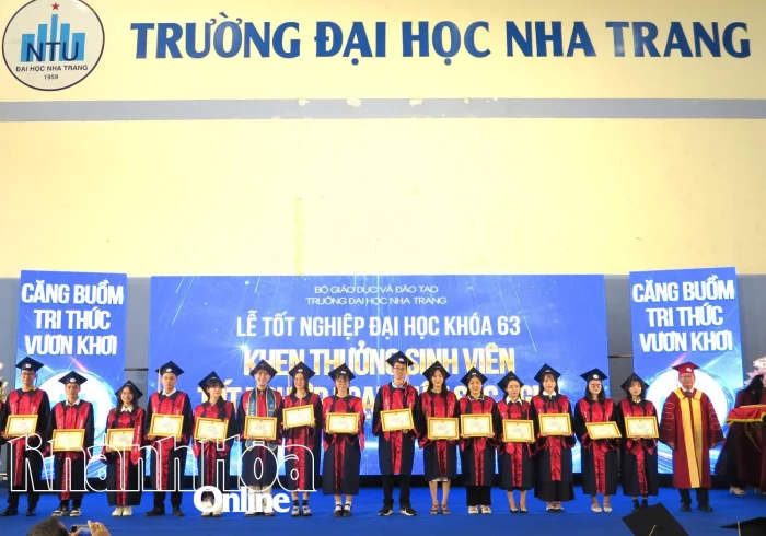 Trường Đại học Nha Trang trao bằng tốt nghiệp cho hơn 2.000 sinh viên