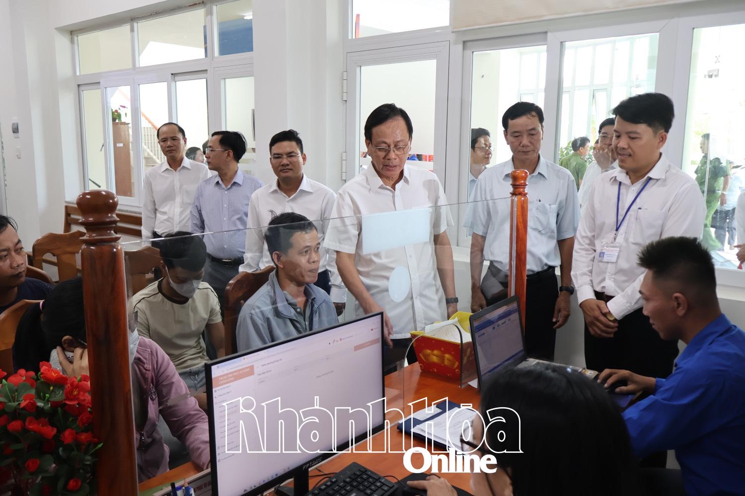 Tạo thuận lợi cho người dân vùng xa làm thủ tục hành chính