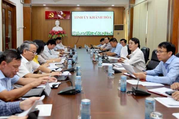 Khẩn trương hoàn thiện 3 bộ KPI đánh giá, chấm điểm các cơ quan, đơn vị để trình Ban Thường vụ Tỉnh ủy