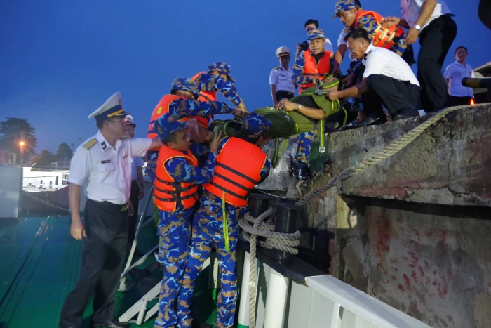 Tàu 711, Hải đoàn 129 đưa 2 ngư dân bị bệnh nặng từ đảo Nam Yết về bờ an toàn