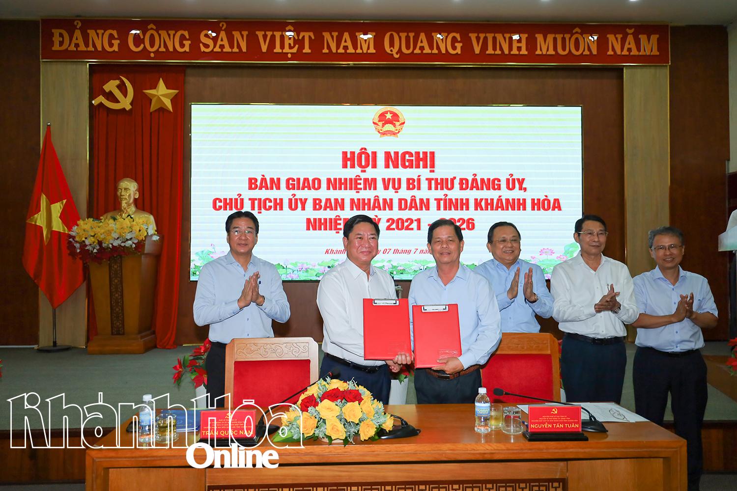 Bàn giao nhiệm vụ Bí thư Đảng ủy, Chủ tịch UBND tỉnh nhiệm kỳ 2021 - 2026