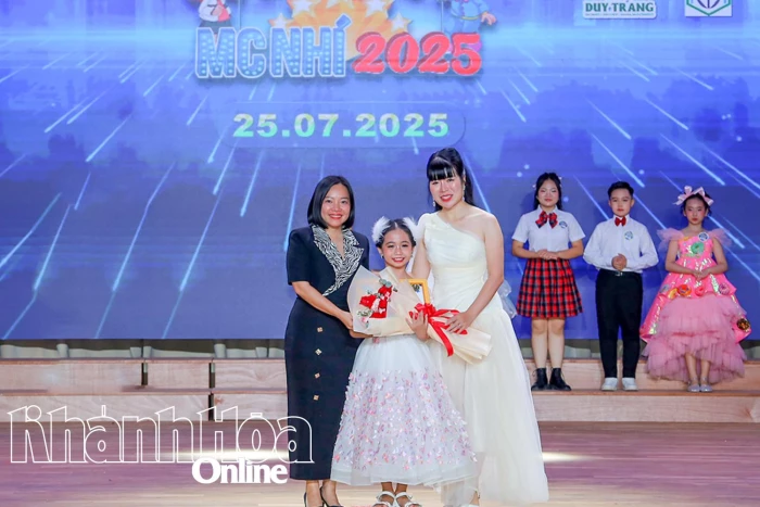 Thí sinh Trần Phương Khả Di giành Quán quân cuộc thi "Tìm kiếm tài năng MC nhí 2025"