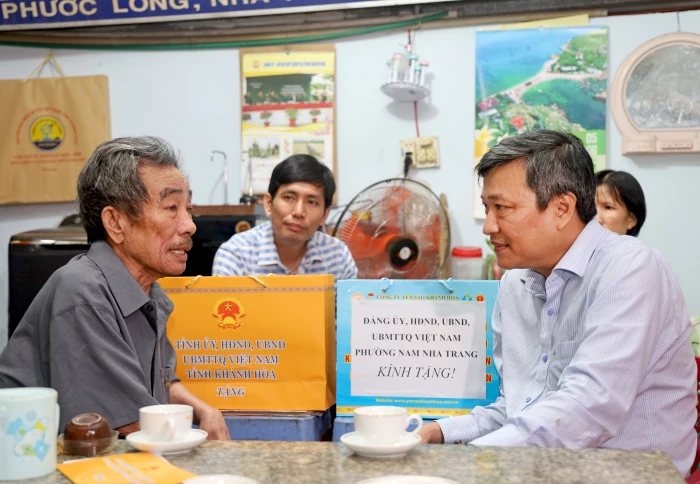 Phường Nam Nha Trang: Thăm, tặng quà gia đình người có công với cách mạng