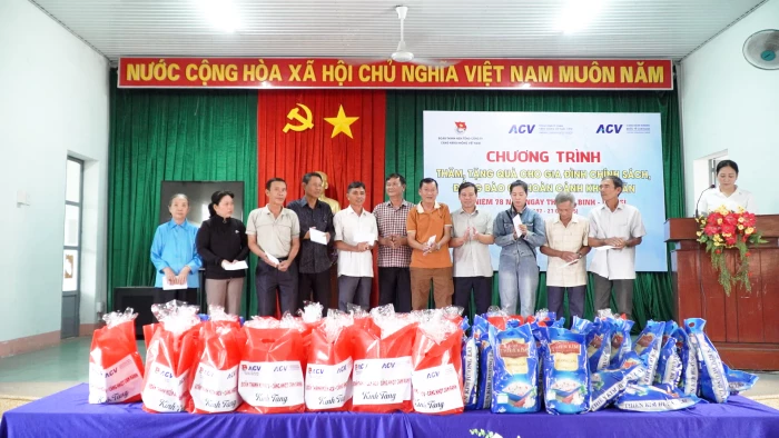 Các đơn vị trao 40 suất quà cho gia đình chính sách, người dân có hoàn cảnh khó khăn ở phường Bắc Cam Ranh