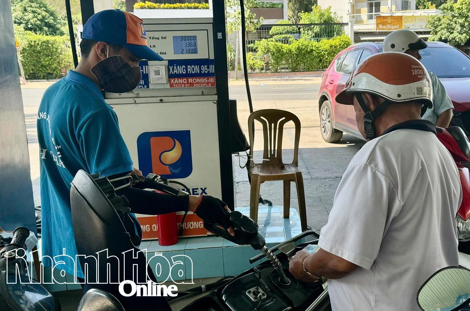 Giá xăng, dầu giảm từ 930 đến 1.210 đồng/lít