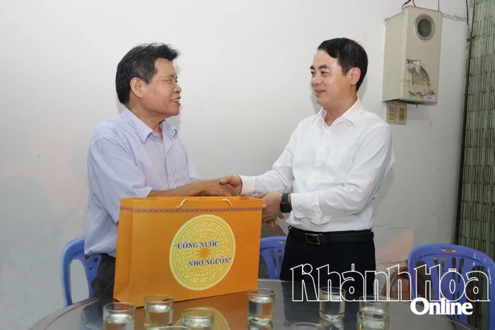 Bí thư Tỉnh ủy Nghiêm Xuân Thành thăm, tặng quà các gia đình chính sách, người có công với cách mạng