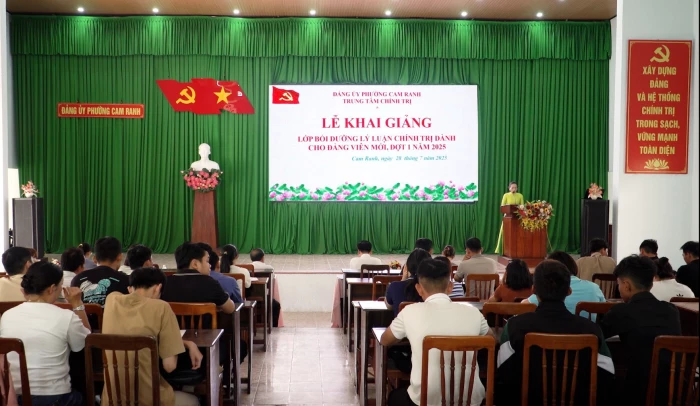 Khai giảng lớp bồi dưỡng lý luận chính trị dành cho đảng viên mới