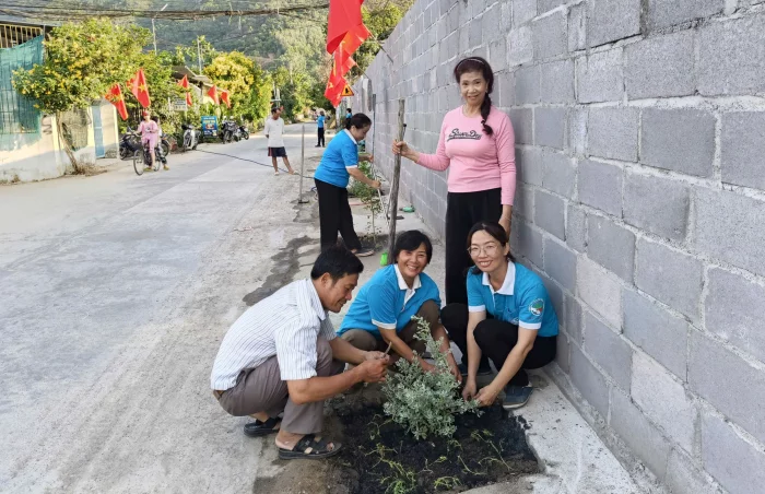Chi hội Phụ nữ thôn Phước Lộc, phường Nam Nha Trang: Thực hiện công trình “Tuyến đường hoa” chào mừng Đại hội đại biểu Đảng bộ phường.