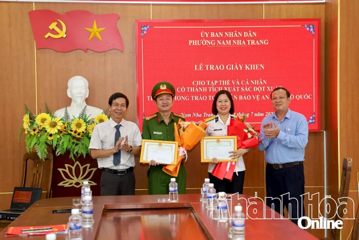 Phường Nam Nha Trang khen thưởng đột xuất cho người nhặt được của rơi, trả người đánh mất.