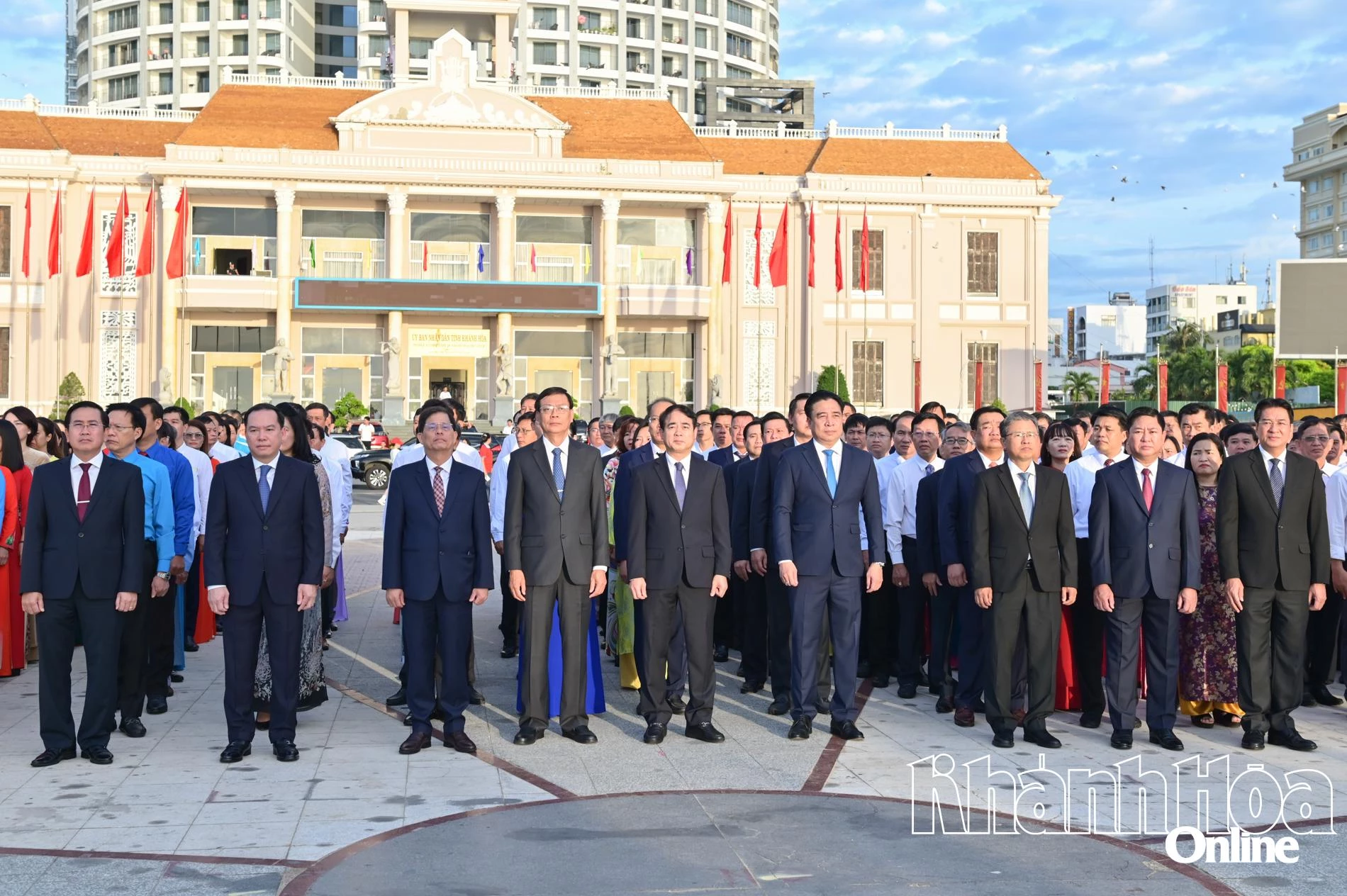 Gần 1.300 người tham gia lễ chào cờ tháng 7