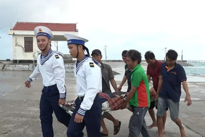 Bệnh xá đảo Song Tử Tây cấp cứu ngư dân bị tai nạn lao động