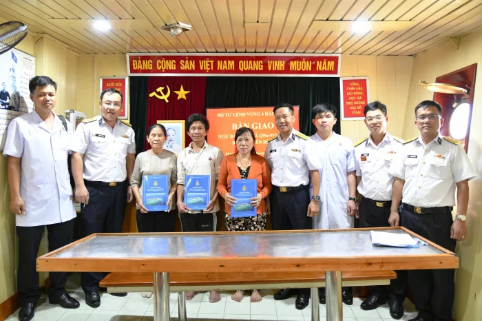 Tàu 950, Lữ đoàn 955 đưa ngư dân bị bệnh từ đảo Phan Vinh về đất liền an toàn