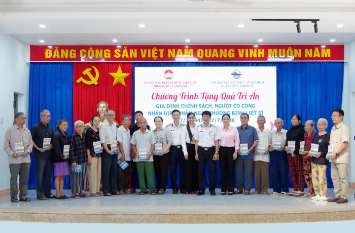 Nhà máy X52 thăm, tặng quà các gia đình chính sách