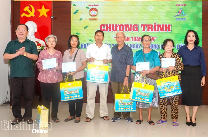 Phường Nha Trang trao quà tri ân 25 gia đình có công với cách mạng