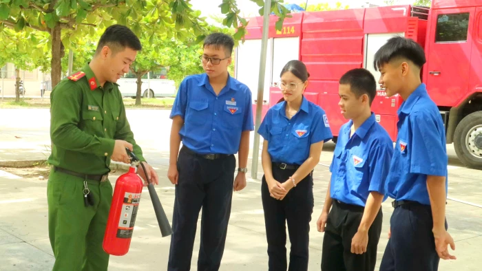 Gần 150 thanh thiếu niên tìm hiểu kiến thức an toàn giao thông và phòng cháy, chữa cháy