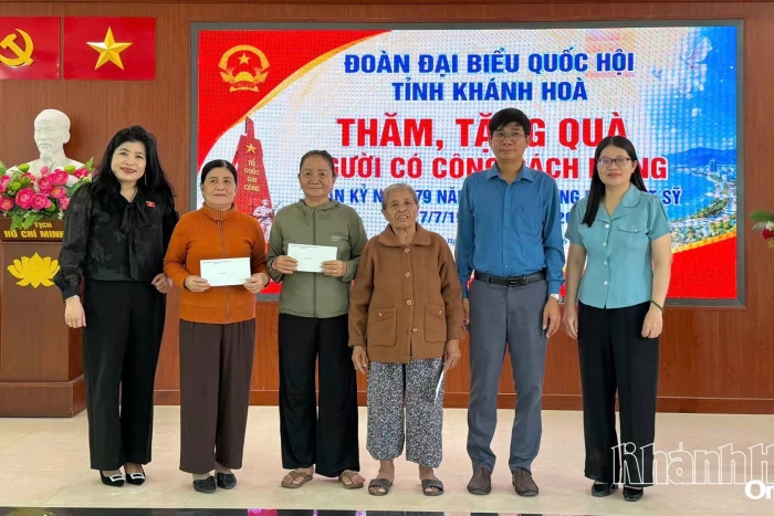 Đoàn đại biểu Quốc hội tỉnh thăm, tặng quà các gia đình có công với cách mạng