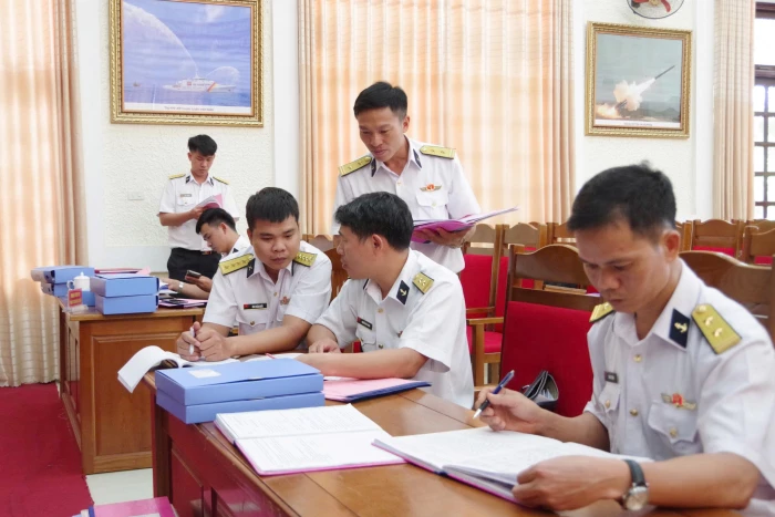 Vùng 4 Hải quân kiểm tra công tác đảng, công tác chính trị tại Trung tâm Huấn luyện