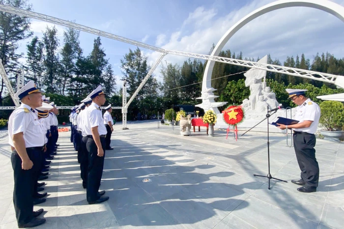 Trung đoàn 196 Hải quân dâng hương tại Khu tưởng niệm chiến sĩ Gạc Ma
