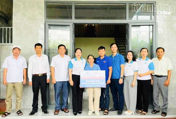 Bàn giao nhà tình thương cho hộ cận nghèo ở phường Bắc Cam Ranh