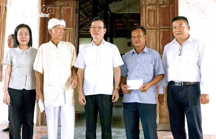 Lãnh đạo Ban Tuyên giáo và Dân vận Trung ương thăm, tặng quà tại 2 xã Ninh Phước và Xuân Hải